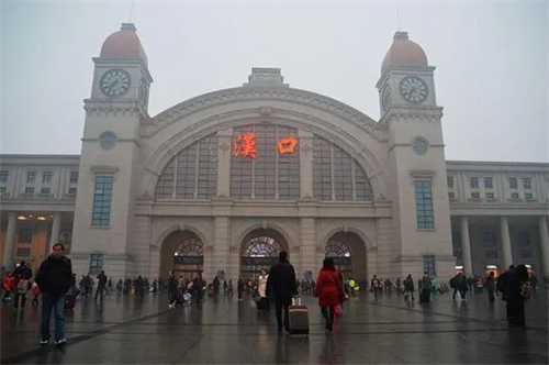 武漢漢口火車(chē)站良機(jī)冷卻塔填料更換,怎樣選擇出合適的淋水填料?